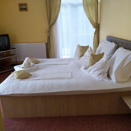 Casa Crina Hotel Байле Уну Май Екстериор снимка