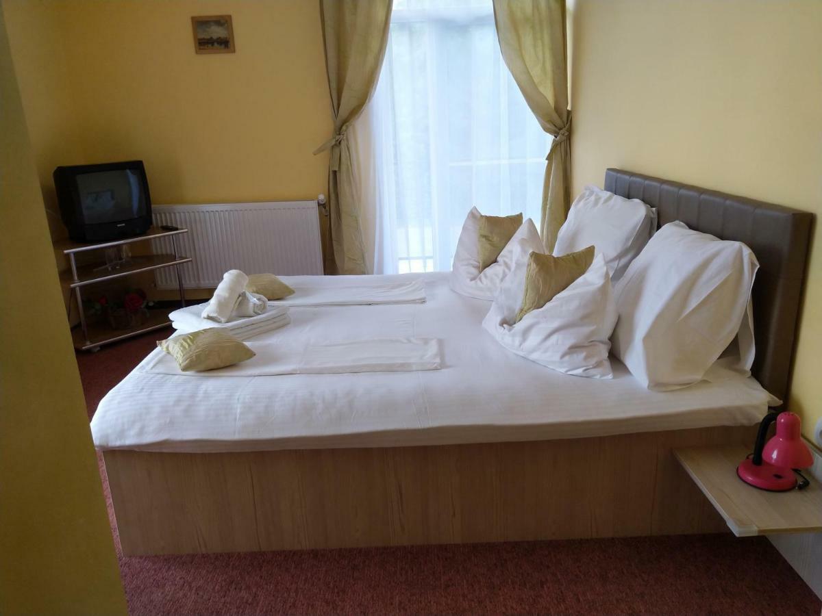 Casa Crina Hotel Байле Уну Май Екстериор снимка